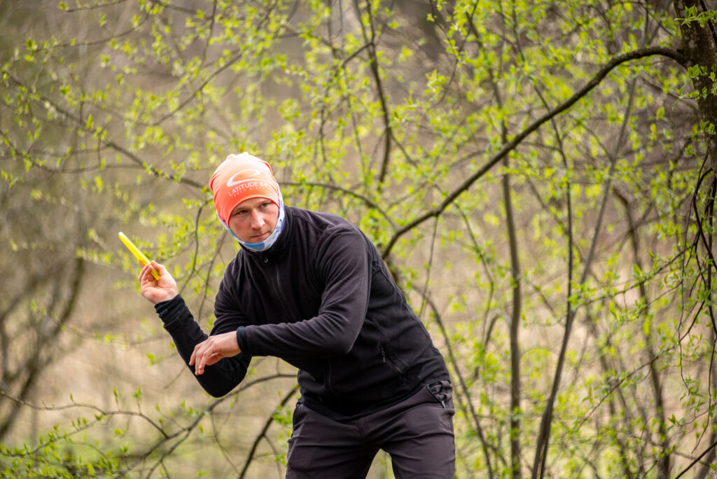 Tõnis aka Disc Golf Fanatic throwing a forehand at the Vilnius Open 2022
