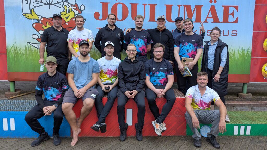 Disc Golf Fanatics disc golf club members at the Jõulumäe 100 marathon.